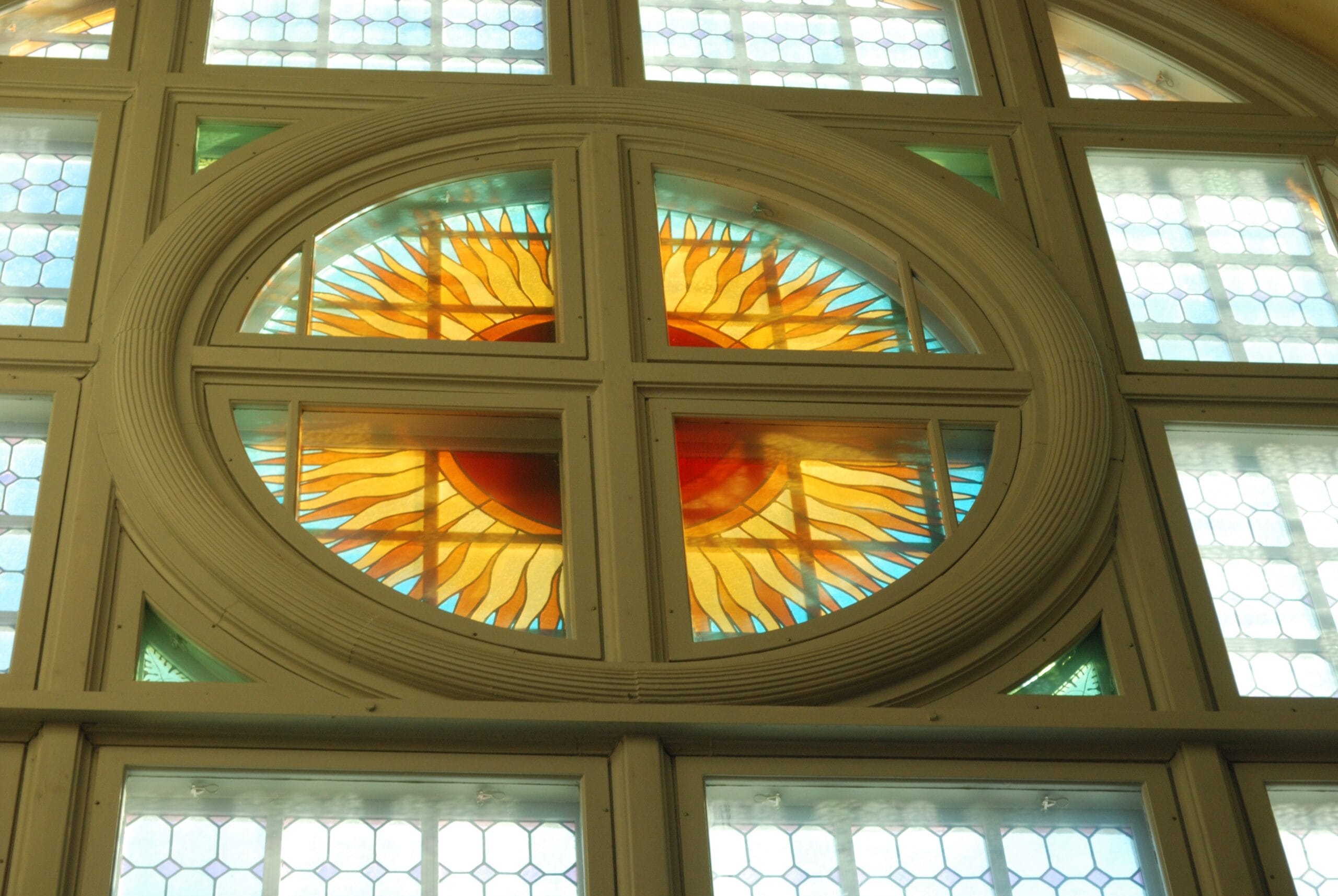 Rosettfönstret i Sala Missionskyrka - Jesus som den strålande morgonstjärnan