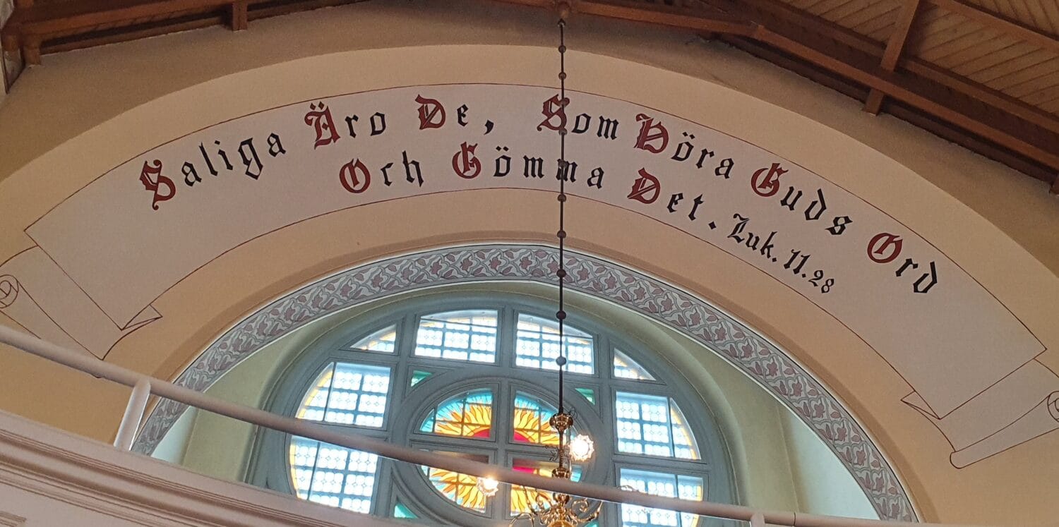 Takmålning från Sala Missionskyrka med bibeltexten Saliga äro de, som höra Guds ord och gömma det